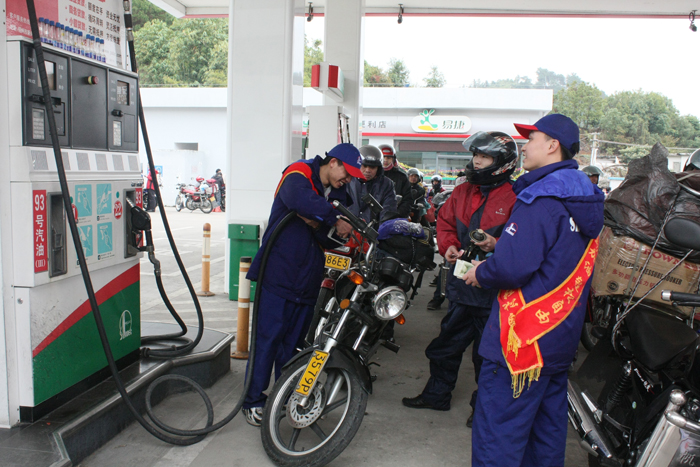 为什么摩托车在加油站加油是不能直接加进车里