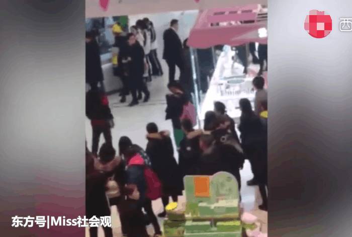 实拍: 商场保安没收扫码枪 快递员数次下跪苦求