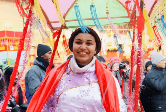 中国的春联已经不是特色了!老外写英文春联,看