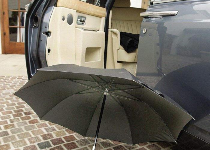 为什么劳斯莱斯车门里都会配一把雨伞?