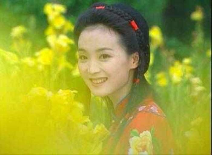 她是《情深深雨蒙蒙》里的陆心萍, 现实中却和陆尓豪恩爱18年!
