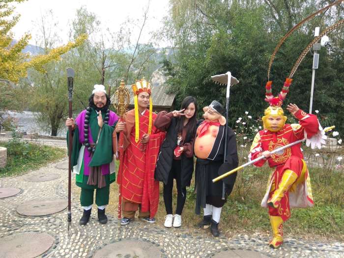 猪八戒抢镜美女婚纱照,西游记合影不看镜头看美女,这是闹哪样?