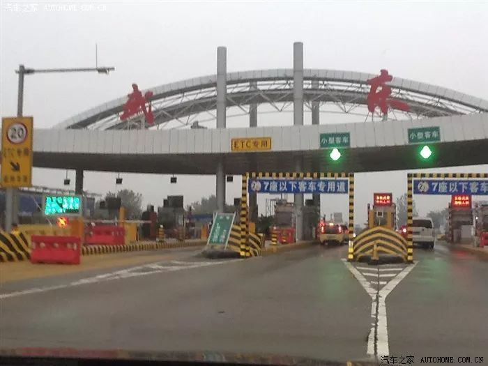 客车司机才决定报警求助,希望民警能将他们带到武汉市补给,再继续前行