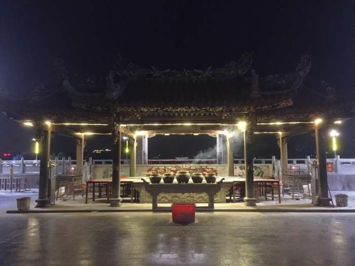 潮州市最有名的古庙, 在韩江边上, 香火一直很好