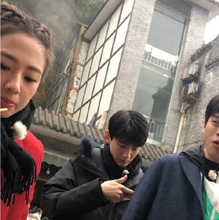 鬼鬼魏大勋互相喂食,白敬亭表情亮了,看来注孤