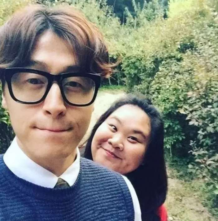 抖音里的高颜值小哥有个200斤的女友, 他们背