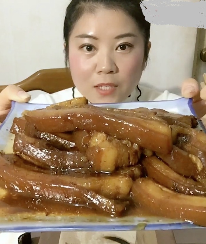 女子每天吃5斤大肥肉,三个月后却瘦了30斤,真相让人难以接受