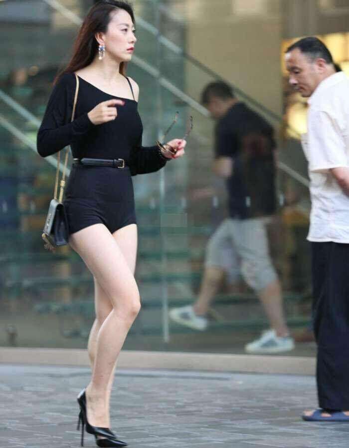 街拍: 迷你短裤很显型, 丰满辣妈性感韵味十足!