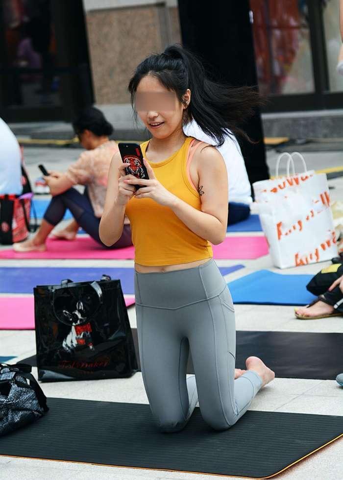 街拍: 浑圆身材的紧身裤少妇, 动作太大就尴尬了