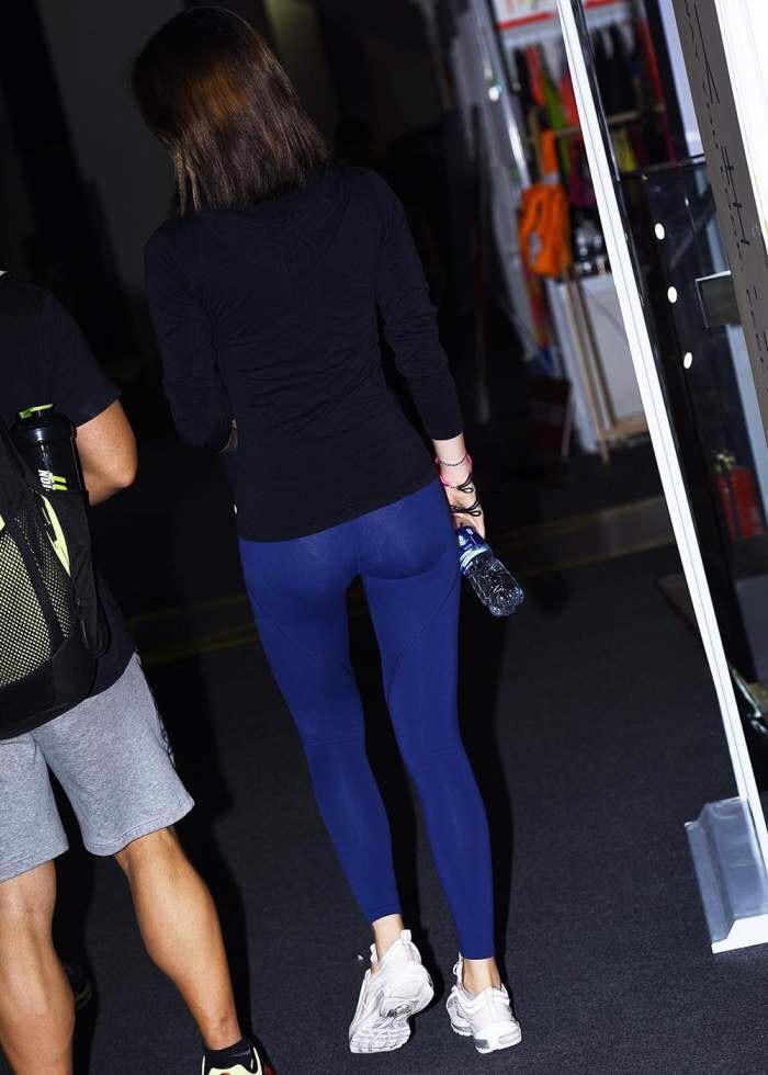 街拍: 薄款紧身裤的辣妈, 光滑贴身穿着做运动很舒服