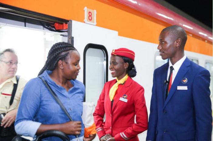 实拍非洲高铁美女乘务员, 礼仪标准笑容迷人, 美貌丝毫不输空姐