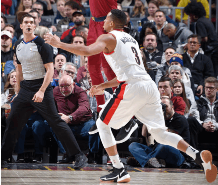在nba赛场上还有麦科勒姆这位李宁签约球星,其上脚的李宁空袭4也是