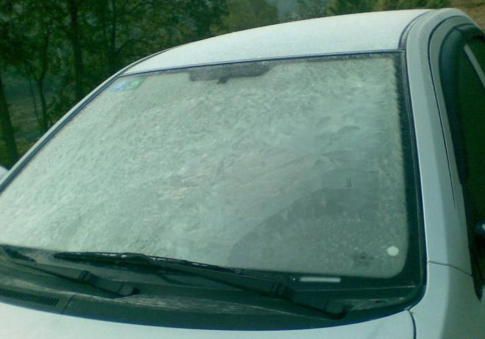 汽车玻璃结霜用热水化冰？很多车主都做错了