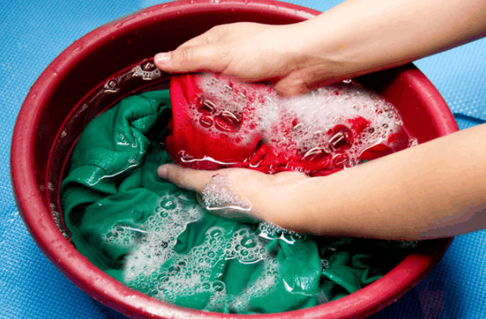 生活百科: 四种衣物清洁技巧, 洗衣服时加花露水