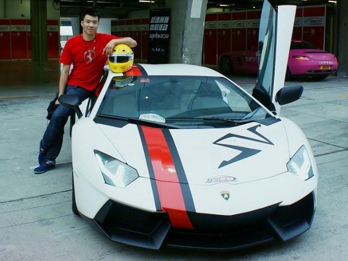 黄毅清微博发自拍,粉丝发现污点后尴尬,秒删微