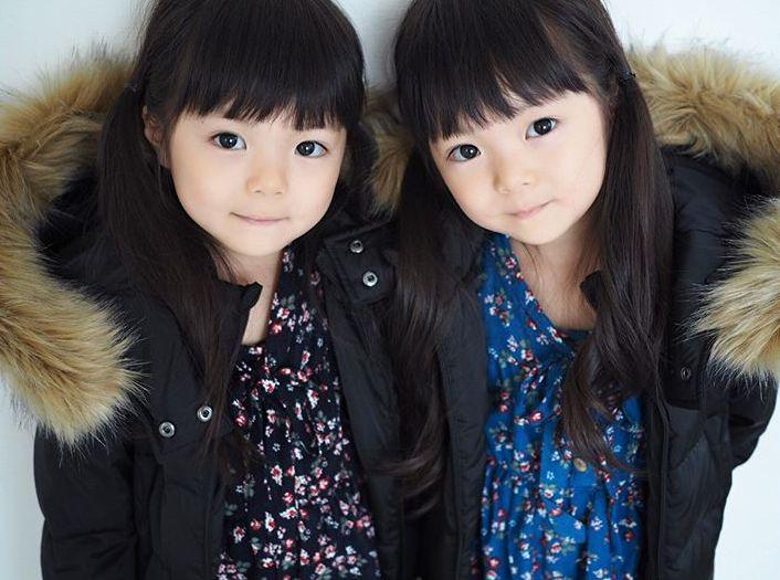 这对日本双胞胎小姐妹, 复制粘贴的脸蛋和打扮, 直接