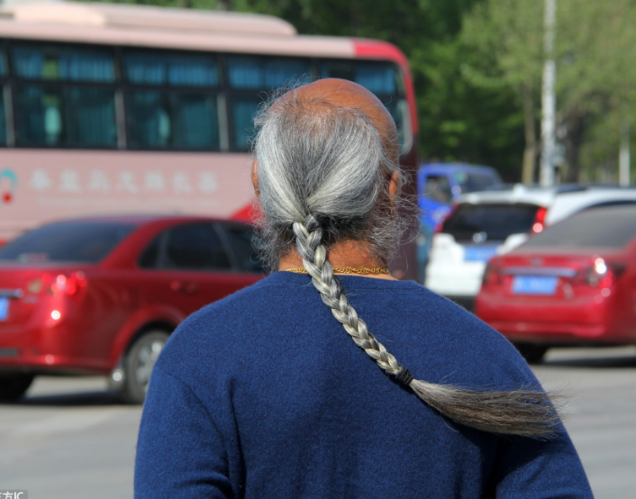 大清朝早就亡了,老汉却仍每天梳着清朝辫子,原因让人意想不到