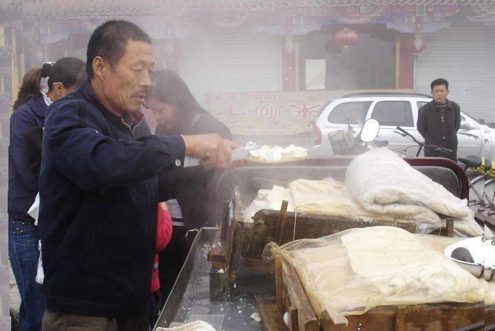 山东临清一大怪托板豆腐当早餐众人当街手捧木板撅腚吃