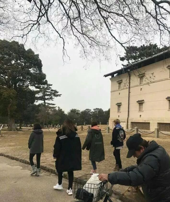 鹿晗和关晓彤春节期间去日本度假,不仅互换衣