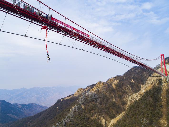 银座天蒙山:极限高空蹦极正激情上演!