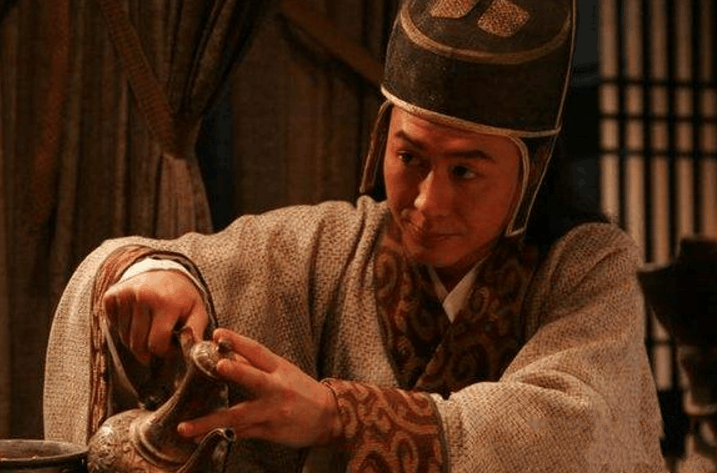 古代皇帝 为何偏偏放着貌美宫女不选 反而选择太监当随从呢?