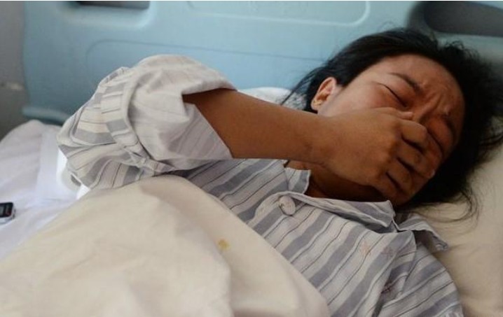 28岁产妇顺产双胞胎女儿,全家人眉笑眼开,产妇却不停地抹眼泪!