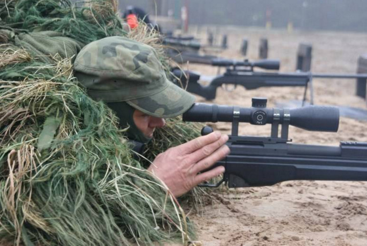 狙击手射击时真的会只睁一只眼？实际恰恰相反，别被电视剧骗了！