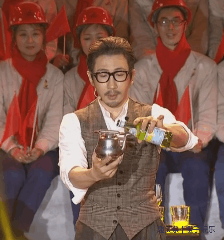 2018春晚刘谦放大招,一壶白水倒出5种饮料,还