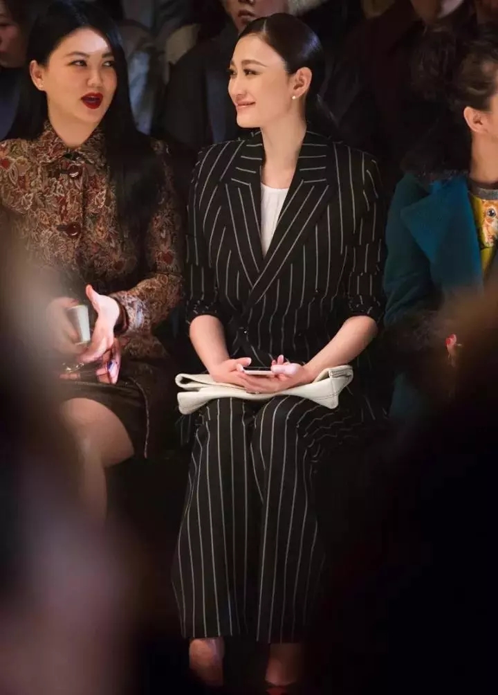 面对如此肤白貌美大长腿的李小冉,小编不禁有点想看李小冉跟超模何穗