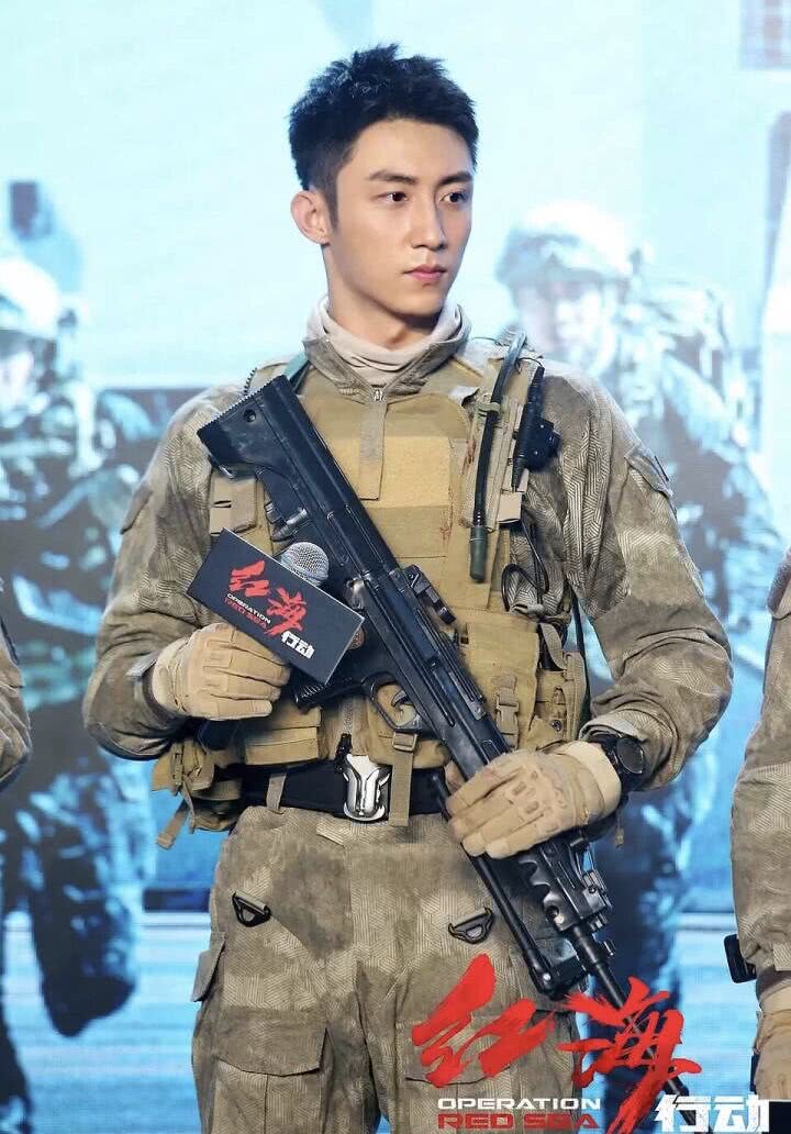 红海行动对黄景瑜改观成军人小哥哥,身高是真没掺假!