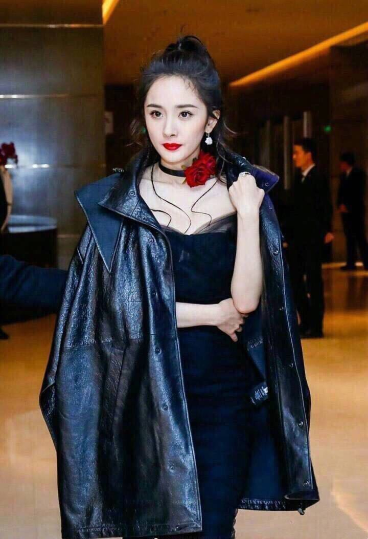 杨幂低胸脖子上系玫瑰小花,超有气场