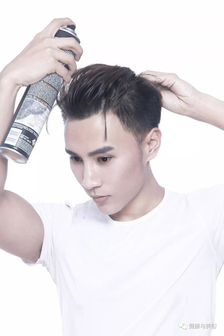 迪丽热巴的龙须刘海流行到男生头上了?吴亦凡