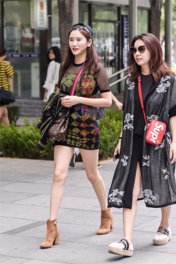 美腿的漂亮性感美女逛街,身材真的不输于模特