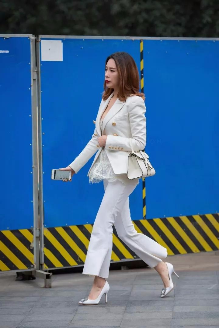爱时尚:一袭白色职业装,白色高跟鞋,微喇叭形裤搭配成熟靓丽