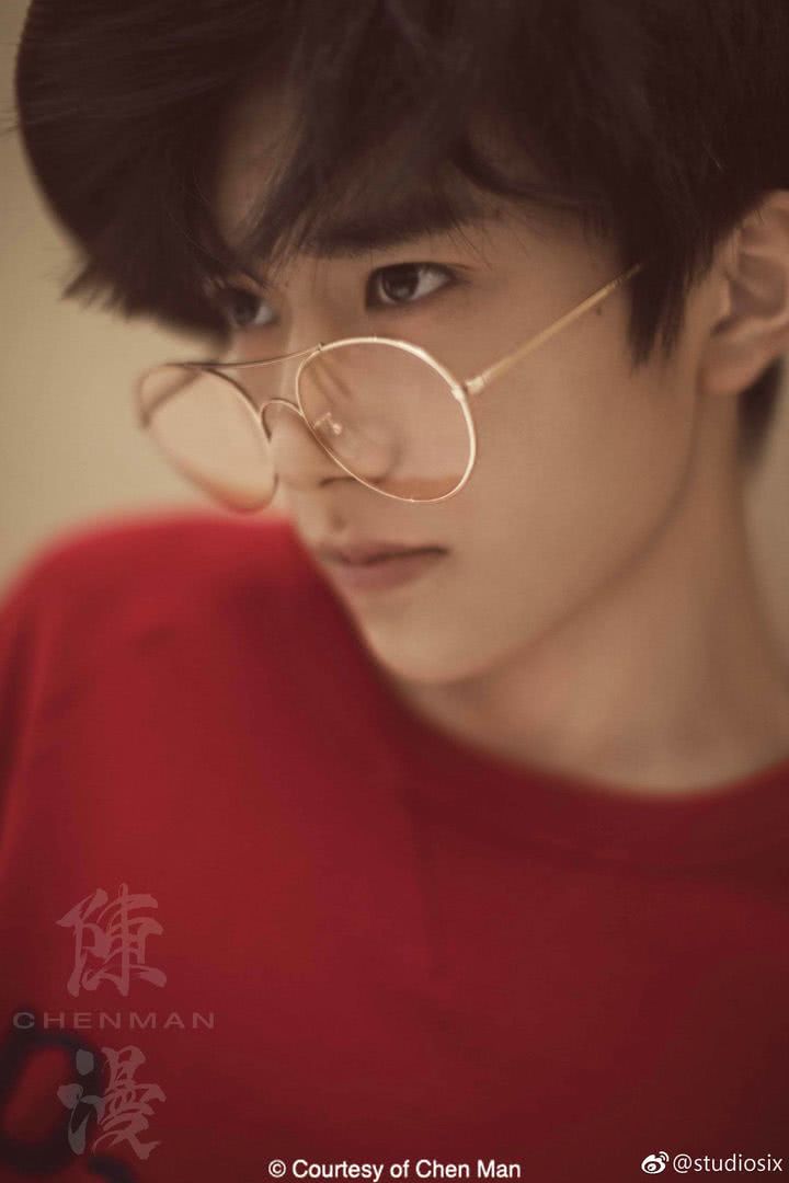 郑爽易烊千玺都在做的2018新年拍照动作，一秒学会和家兴旺