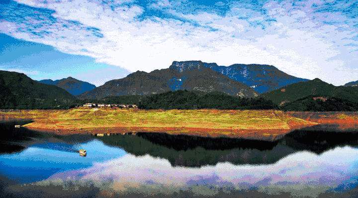 看过九寨的水 登过峨眉的山 走过稻城亚丁 踏过若尔盖草原 去过了