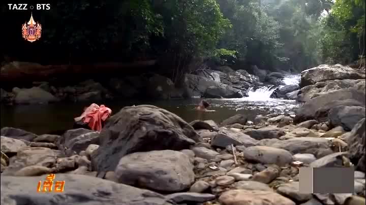 美女狼狈被困荒岛,遇清澈溪水狂喜不已,竟没发现水