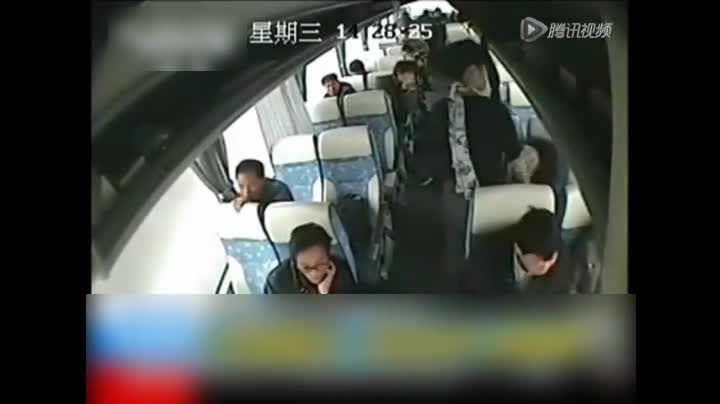 客车高速侧翻 乘客被甩出车窗的恐怖瞬间！