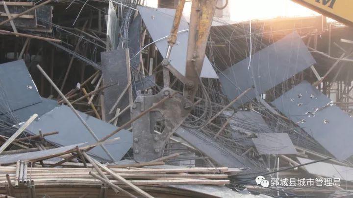 鄄城一新建小区违建高层被拆除