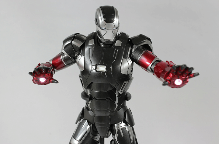 钢铁侠可以变色的一套战甲,酷似钢铁爱国者,但却更加实用!