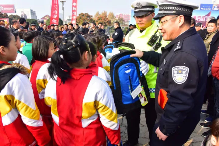 邓州市开展全国交通安全日主题活动启动仪式