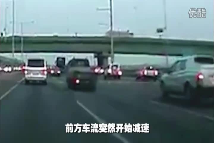 高速上跟车太近 当一旁SUV失控冲过来时 反应再快也来不及！