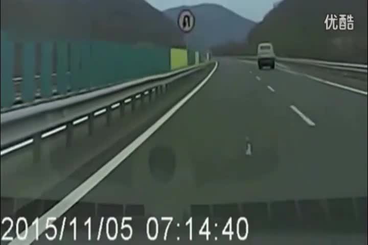 SUV高速上调头 后车反应不及急刹失控 真是太坑人了！