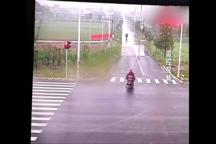 大货车失控冲过来 电动车死里逃生 真是太幸运了！