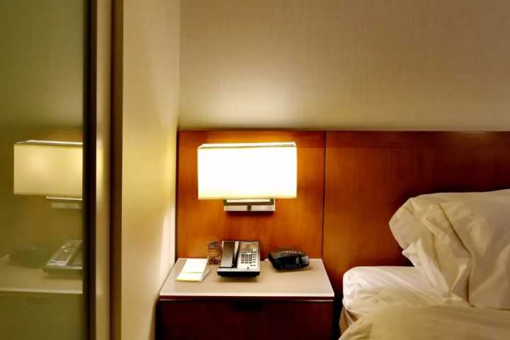 在国外住酒店怎么订比较实惠?