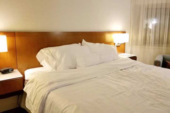 在国外住酒店怎么订比较实惠?