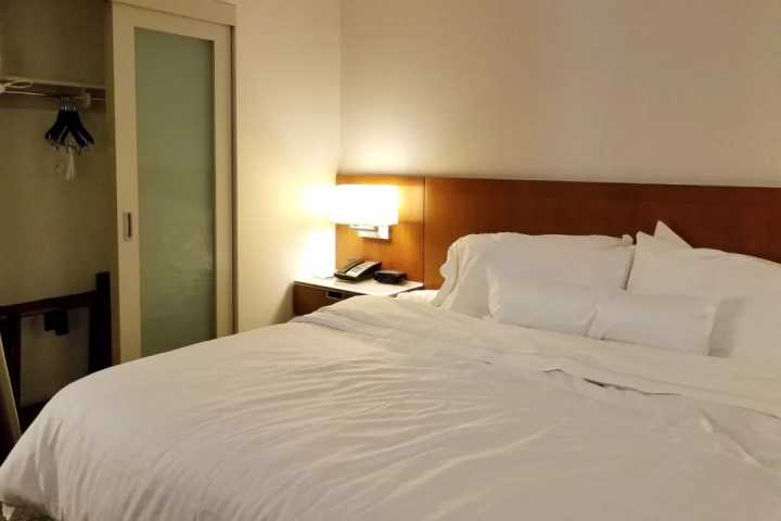 在国外住酒店怎么订比较实惠?