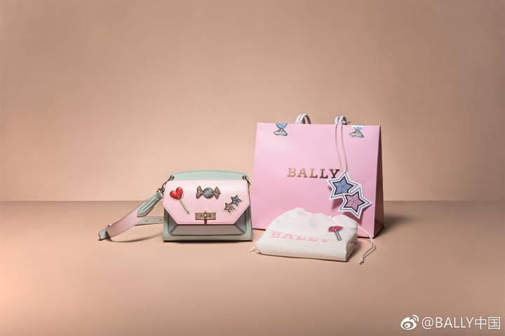 这下尴尬了,唐嫣设计的包包没人买,而李冰冰的