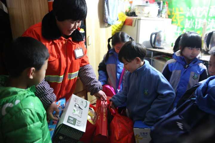 9名小学生为智障儿童送温暖