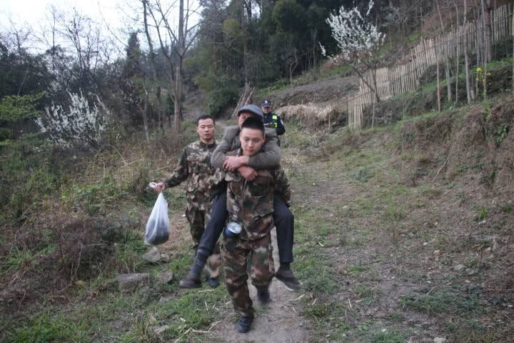 峨眉山七旬老人醉酒摔倒 消防,民警轮流将他背下山